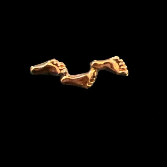 LN Three Footprints In The Sand Gold Tone Feet Lapel Pin Hat Vest Sweater Tac