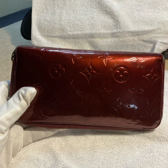 Louis Vuitton authentic vin Burgundy Monogram Vernis Zippy