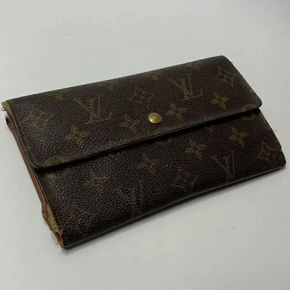 Authentic Louis Vuitton Monogram Sarah Wallet