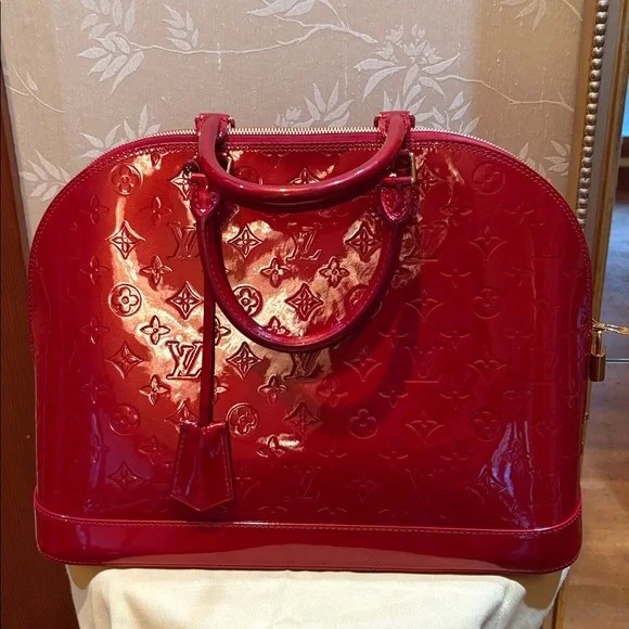 Woman's Louis Vuitton Cerise Red Monogram ALMA MM POMME D Amour ♥️♥️ 🆕 Handbag