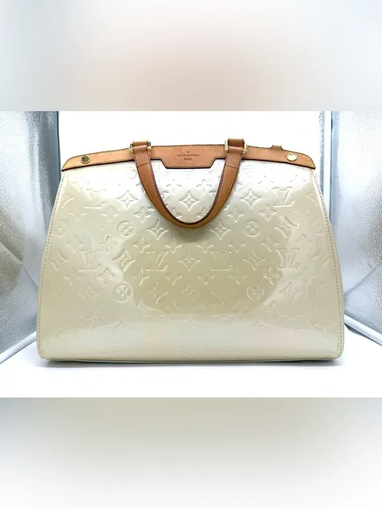 Authentic Louis Vuitton Vernis Brea GM in Blanc Corail