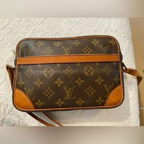 Auth LOUIS VUITTON Mono Canvas Trocadero camera Crossbody. A‎ rating MSRP $2700