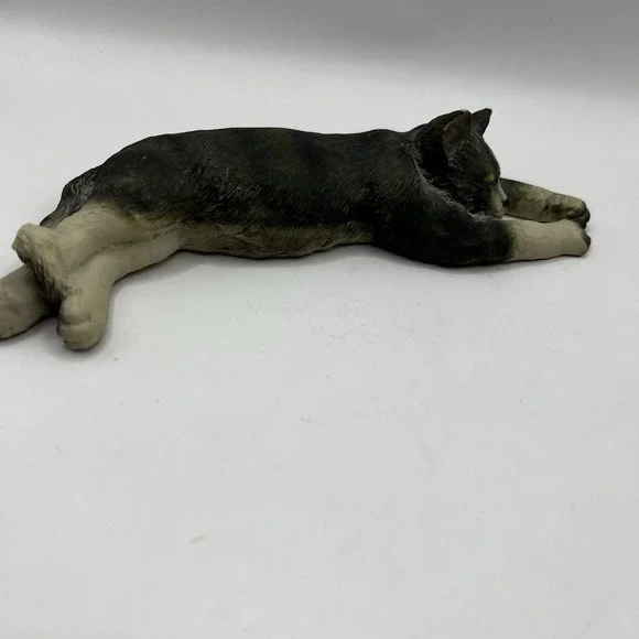 Vtg Napping Sleeping Kitten Cat Gray & White Resin/Clay 8'x3'