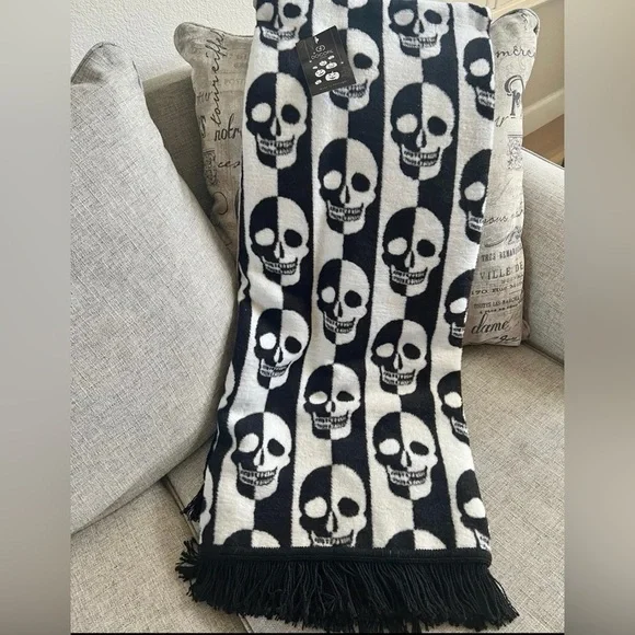 Skull Black & White Halloween Day of the Dead Goth Decorative Throw Blanket