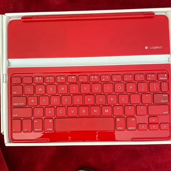 BNWOB this Bluetooth Keyboard by Logitech is in1/2 its box. Missing charger