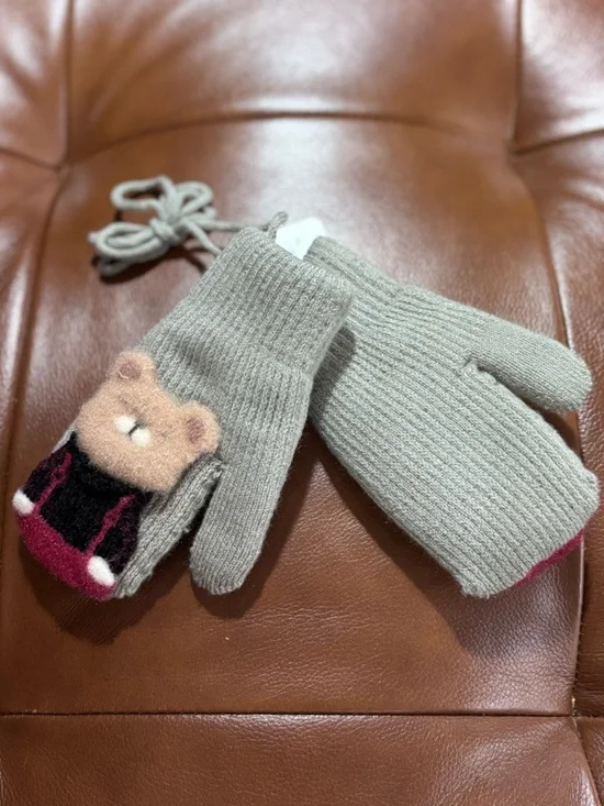 NWT  Kids Gray Mittens with Bear Design