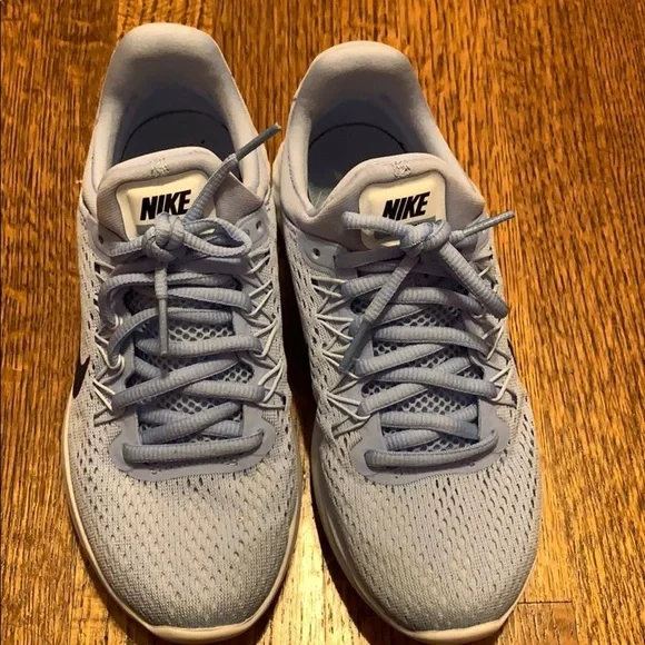 Nike skyelux tennis shoes