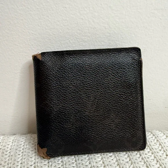 Louis Vuitton Men's monogram canvas and Leather Bi-Fold Wallet - project