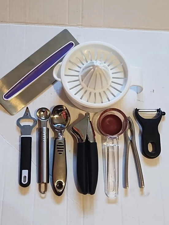 Kitchen Gadget Set with White Citrus Juicer and Garlic Press