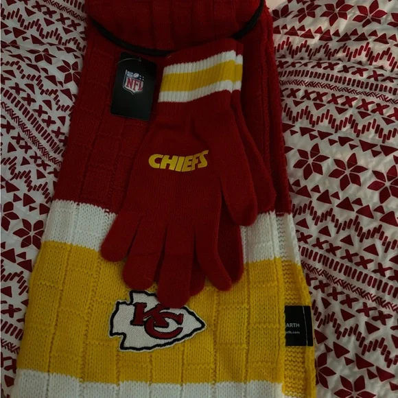 Kansas City Chiefs glove and scarf set