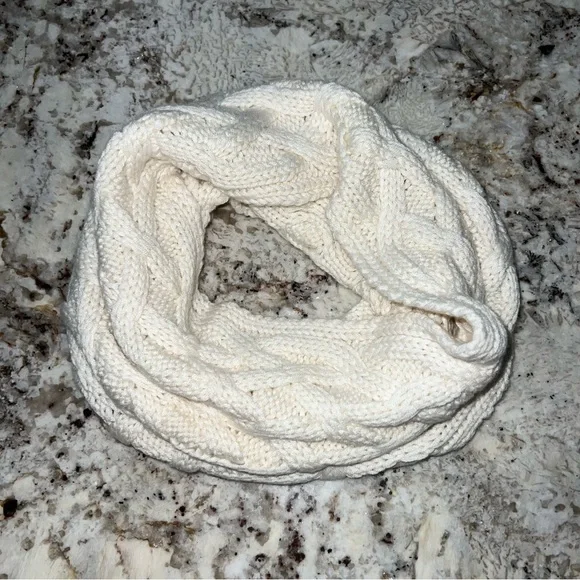Banana Republics Cream Wool and Cashmere Blend Cable Knit Cowl Scarf