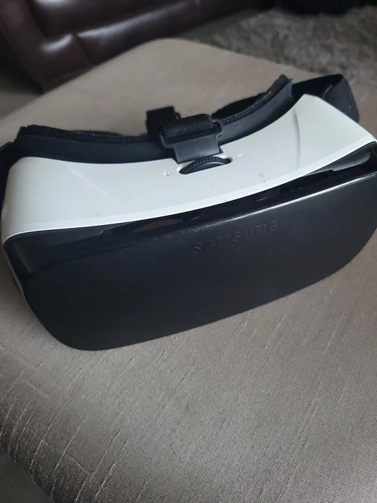 Samsung Black and White Smartphone VR Headset with Head Strap