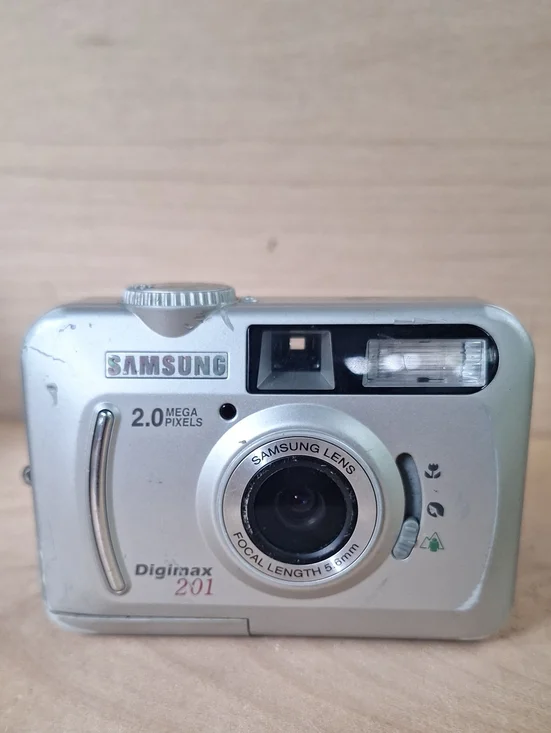 Vintage Samsung Digimax 201 digital camera Selling For Parts