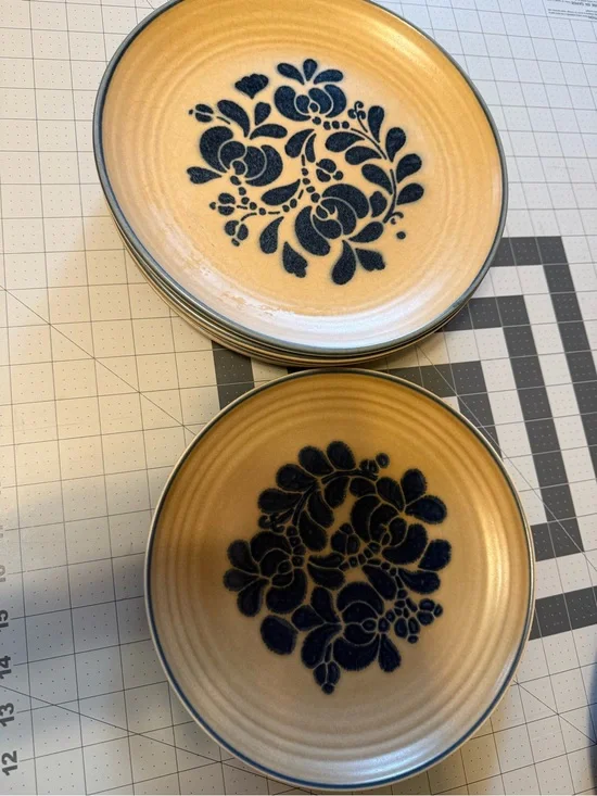 Set of 3 Pfaltzgraff Folk Art collection plates.