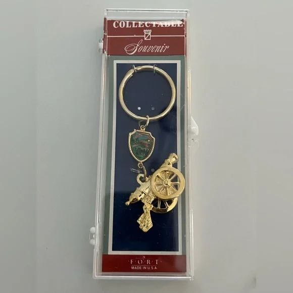 NWOT souvenir keychain in a plastic case. Pennsylvania and a gold tone cannon.