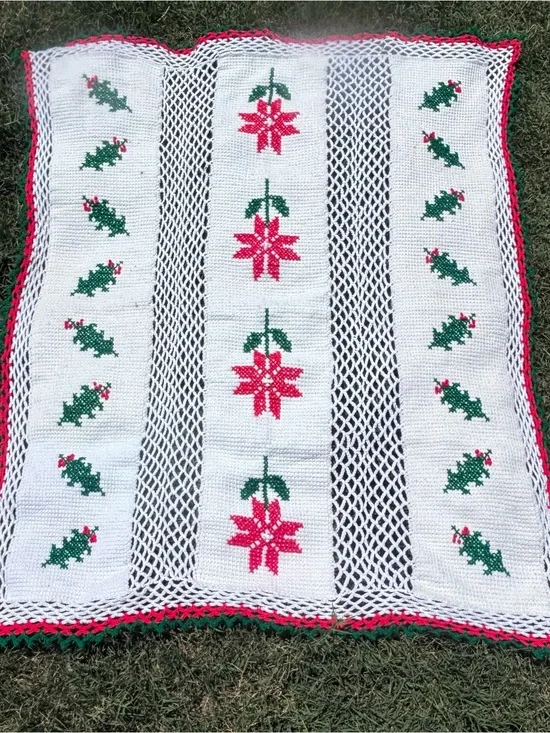 Vintage Handmade Poinsettia Christmas Afghan!