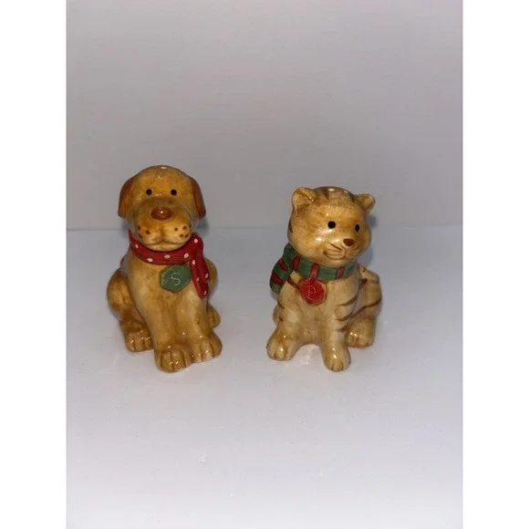 VTG Ceramic Dog & Cat Salt/Pepper Shakers Wearing Scarf Russ Berrie and Co