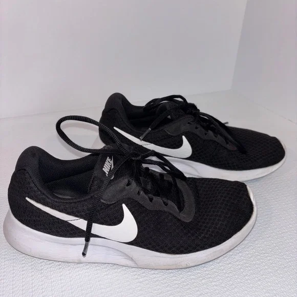 Nike Tanjun Women's Running Shoes Black White Sneakers Athletic Size 9