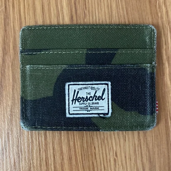 ❤️ Herschel Camo Wallet Card Holder