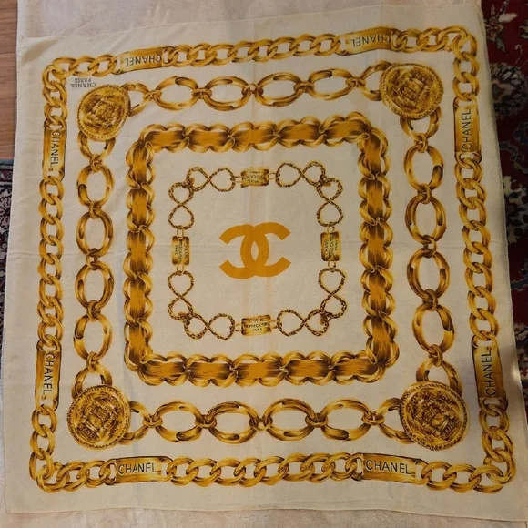 CHANEL 31Rue‎ Cambon Cream and Gold Chain Motif Scarf