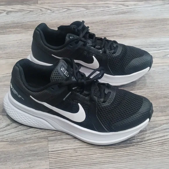 Nike Women's Run Swift 2 Black Running Shoes Sneakers Size 8