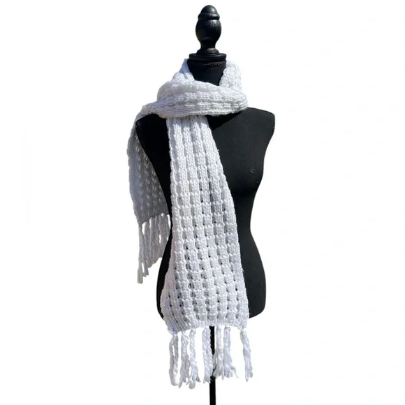 Women’s knitted around the neck, white scarf. Comfy and cozy OS.