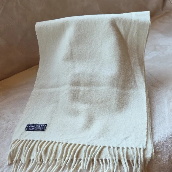 Burberry Luxurious Cream Lambswool Scarf‎ 🧣