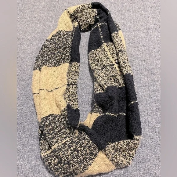 Scarf. Blue and cream color.