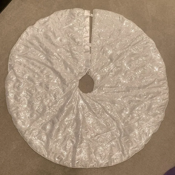 SPARKLE White Tree Skirt