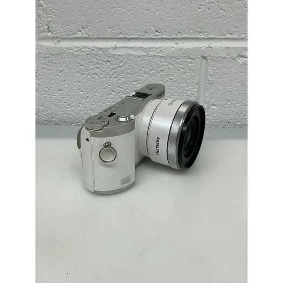 Samsung NX300 20.3MP Digital Camera - White (Kit w/ ED II 20-50mm Lens)