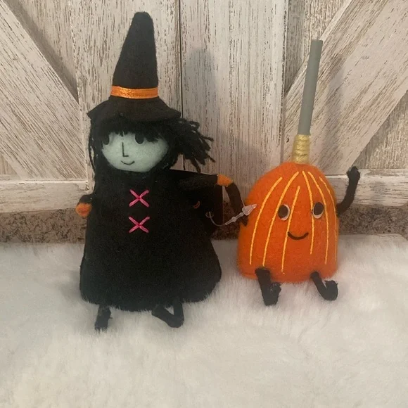 Hyde and Eek 2022 Halloween Witch and Broom Figurine