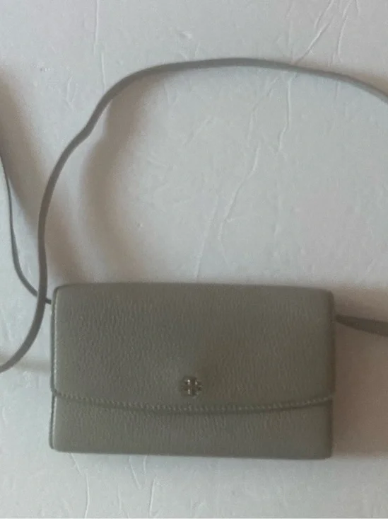 Tory Burch Pebbled Crossbody Wallet in Gray with beautiful silver logo