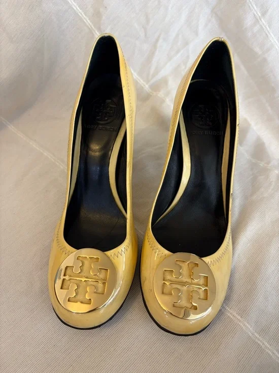 Tory Burch Cream Maddie Pump‎ Leather heels 8 Gold Hardware!!