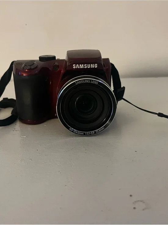 Samsung Maroon Bridge Camera with Black Grip