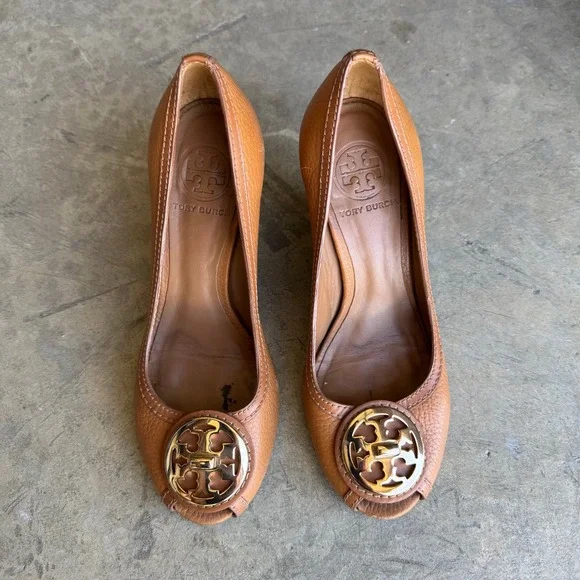 Tory Burch Sally Tan Leather Peep Toe Wedge Pumps Gold Reva Logo Size 6.5M