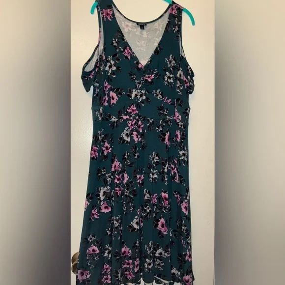 Torrid plus size 1 forest green cold shoulder dress