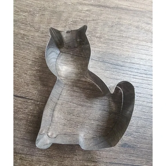 USED Metal Sitting Cat Shaped Cookie Cutter, 3.25