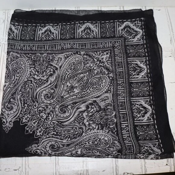 🖤 Vintage Black & White Square Scarf – 30
