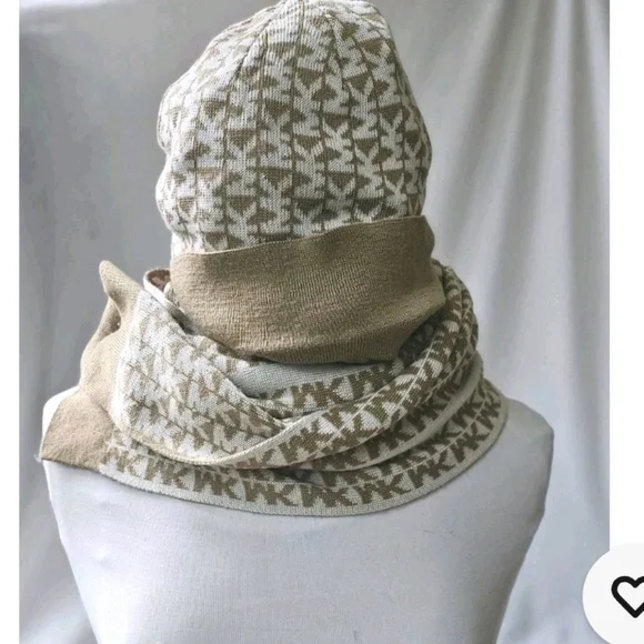 Brand New Michael Kors Monogram Ivory & Beige Lightweight Hat & Scarf Set