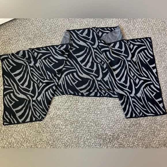 St John Sport Women’s Black Animal Print Blanket‎ Shawl Scarf Wrap One Size