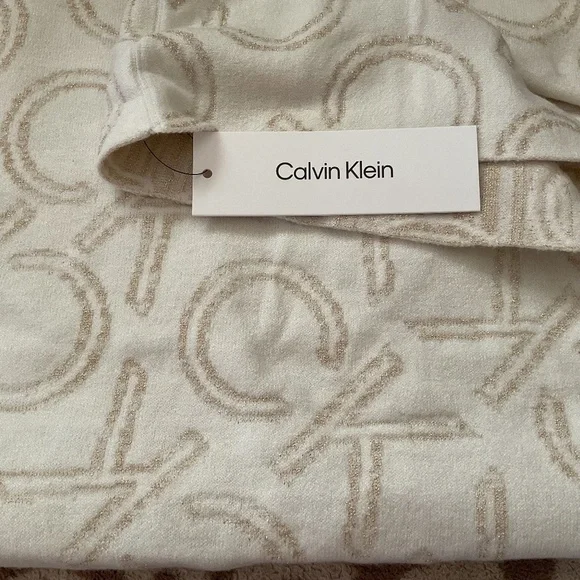 NWT CALVIN KLEIN LIGHT CREAM SNUD SCARF