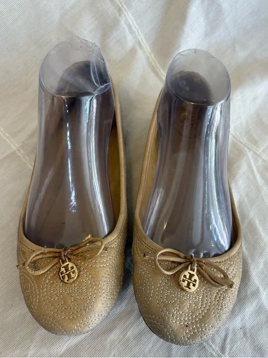Tory Burch Chelsea Logo‎ Charm Ballet Flat