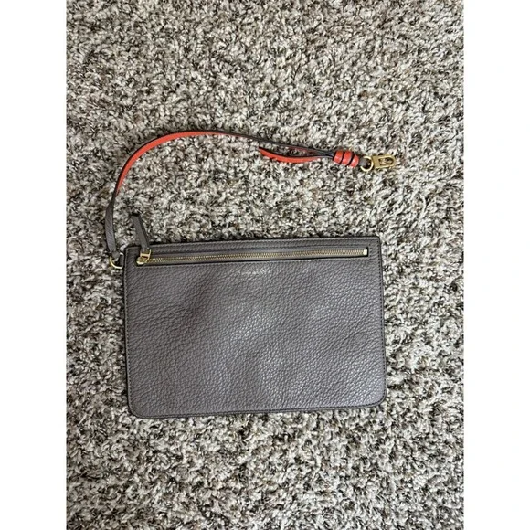 Tory Burch Chelsea pebbled leather wristlet in gray with gold-tone Logo
