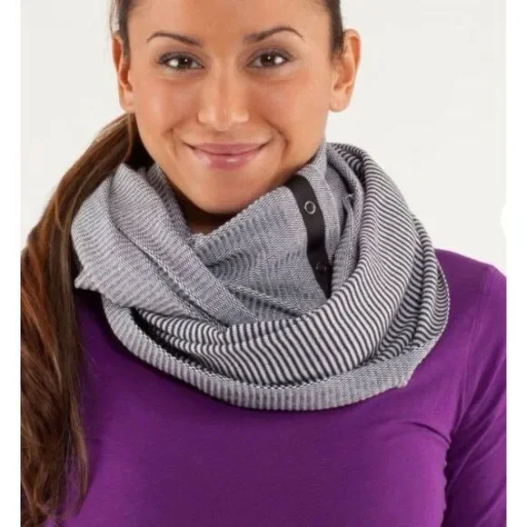 NEW NWOT Lululemon Vinyasa Rulu Black White snap SCARF WRAP SHAWL