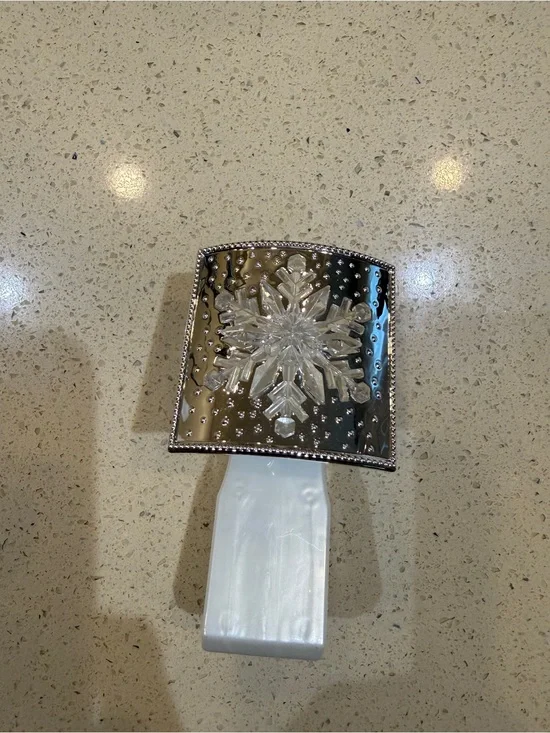 Bath & Body Works Silver Snowflake Sparkling Light Up Plug-In Fragrance Warmer