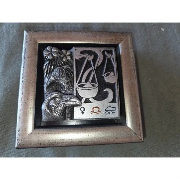 Vægten Libra Zodiac Raven Crow Scales Framed Art Pewter Style Wall Plaque Decor