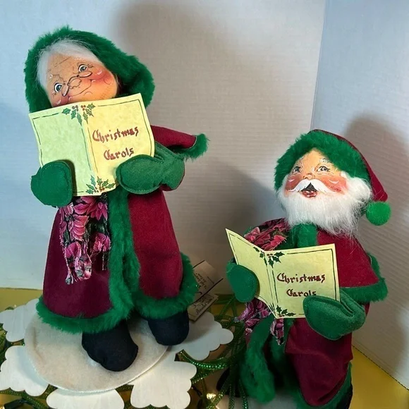 Victorian Caroling Annalee Santa and Mrs Claus. 1998.  Approx 12”h
