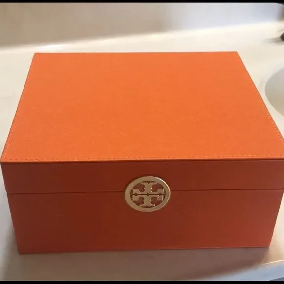 🎉last deal 🎉Tory Burch box