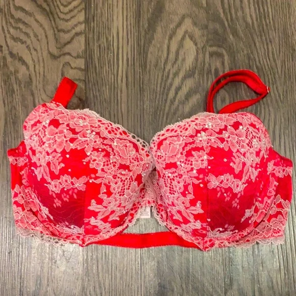 Beautiful VS matching lingerie set in red.