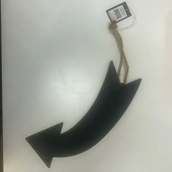 Creative Co-op Blackboard Arrow hanging. KK95